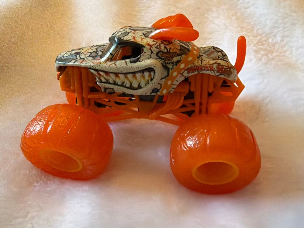 Monster Jam Earth vs Surf Monster Mutt Dalmatian 1:64 Spin Master Orange Tires